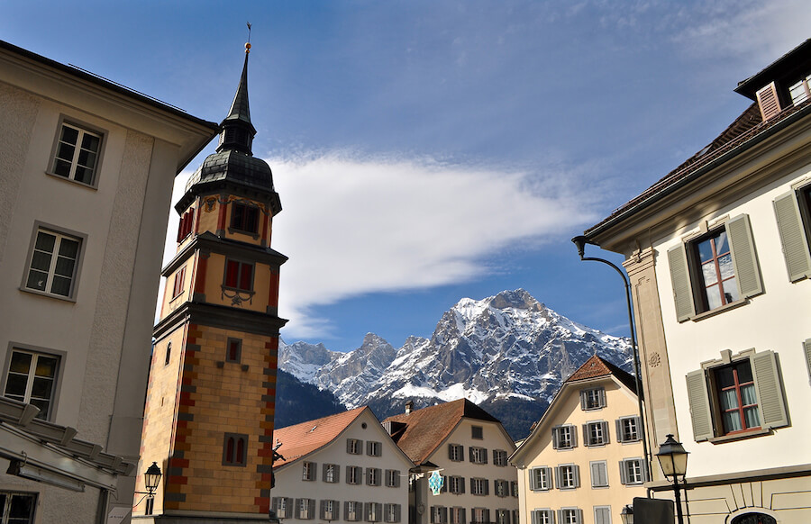 Blick auf den Rathausplatz beim Telldenkmal in Altdorf, Kanton Uri