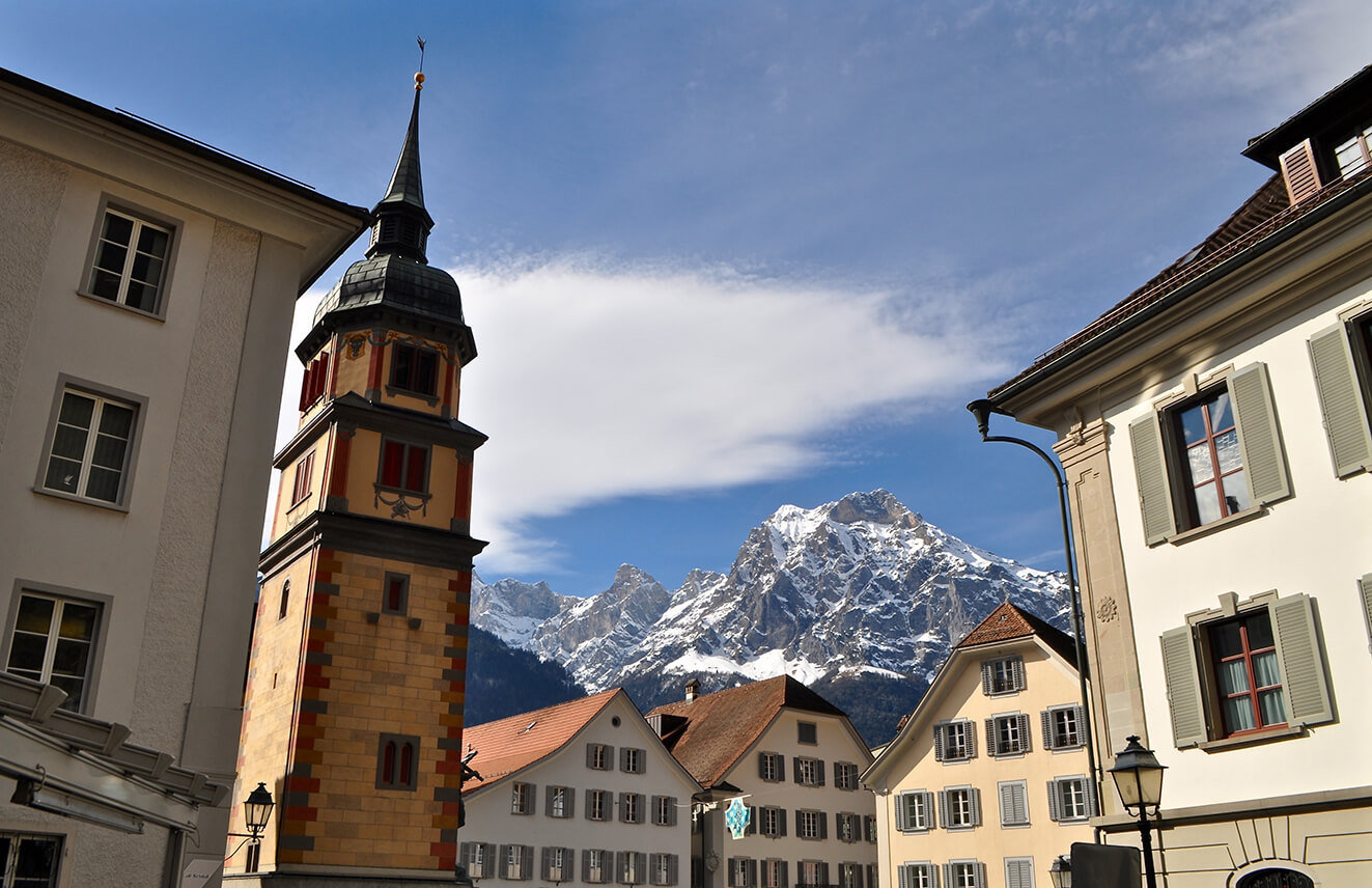 Vue de la place de la mairie près du monument de Tell à Altdorf, canton d’Uri