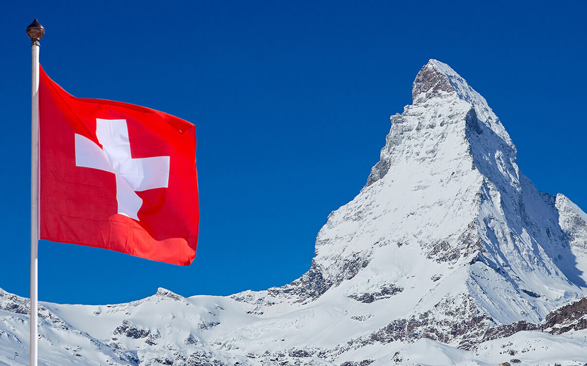 Image d’un drapeau suisse devant le Cervin
