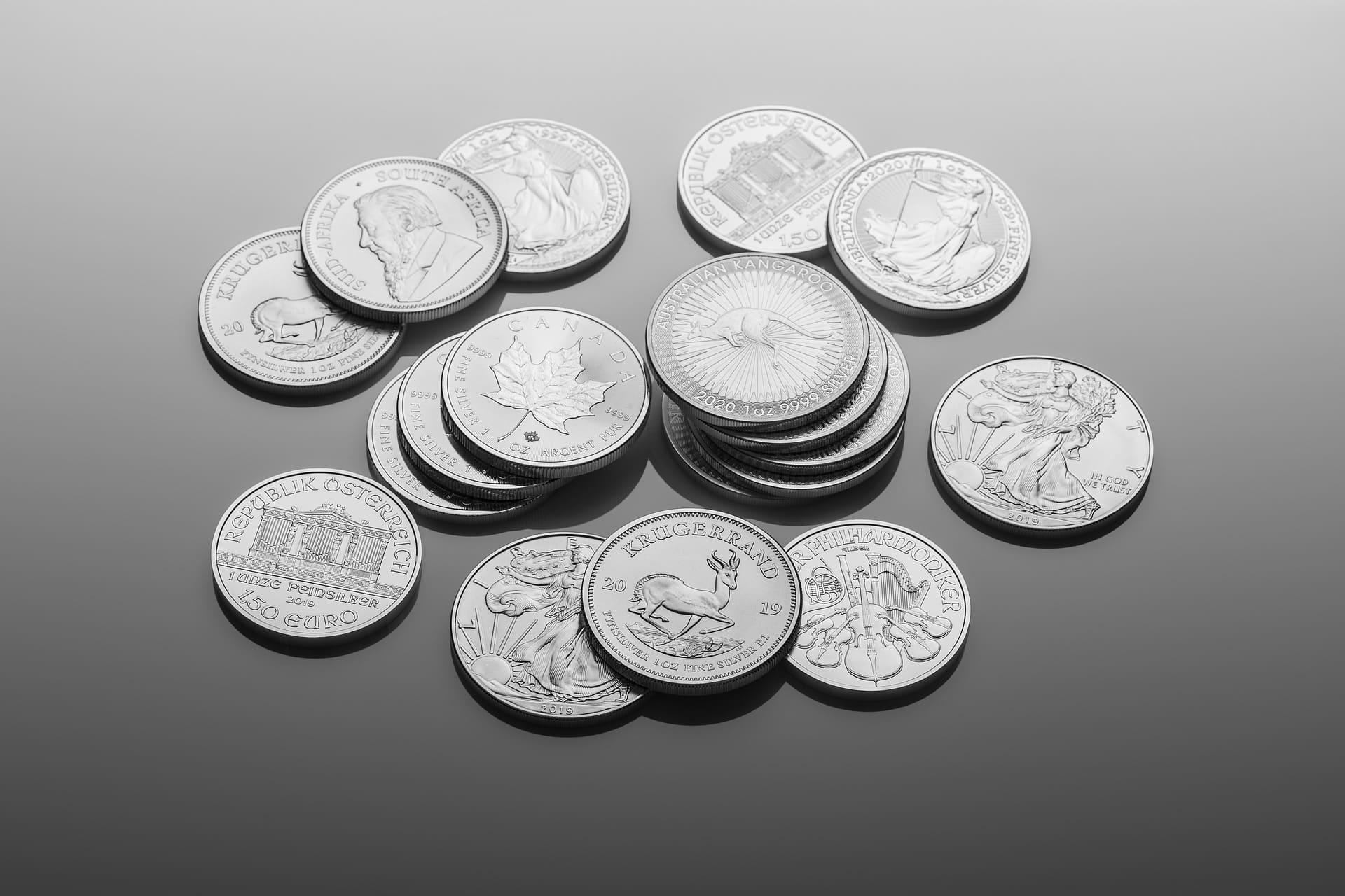 Verschiedene Silber Münzen wie Krügerrand, Maple Leaf und Wiener Philharmoniker